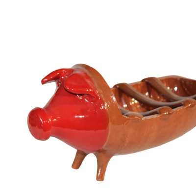 Objeto cerâmico em forma de porco vermelho e castanho com compartimentos