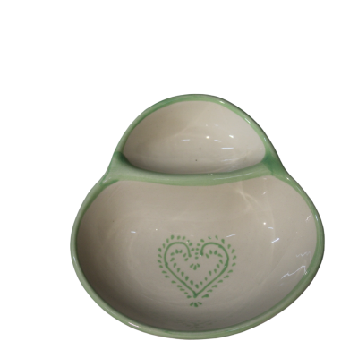 taça cerâmica branca com contorno verde e coração verde decorativo.
