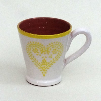 Caneca de cerâmica branca com interior vermelho e decoração de coração amarelo