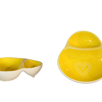 Conjunto de tigelas cerâmicas amarelas e brancas com padrão de coração