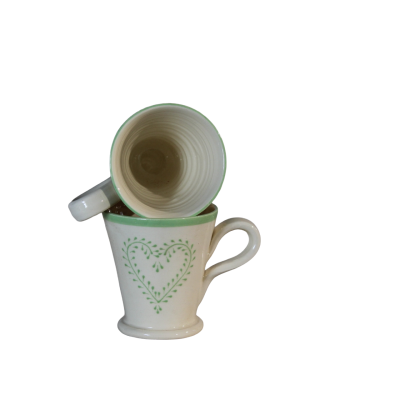 Duas chávenas de cerâmica branca com borda verde e padrão de coração verde