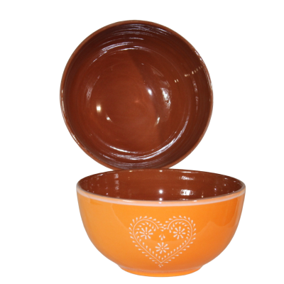 Tigela de cerâmica laranja com padrão de coração branco e interior castanho