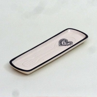 Prato retangular de cerâmica branca com borda preta e desenho de coração preto no interior