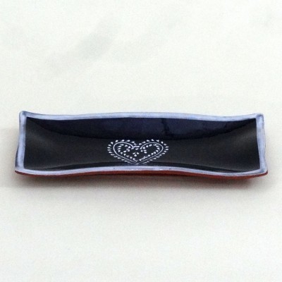 Prato retangular de cerâmica preto com coração branco e bordas azuis e vermelhas