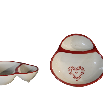 Conjunto de tigelas de cerâmica branca com bordas vermelhas e desenho de coração