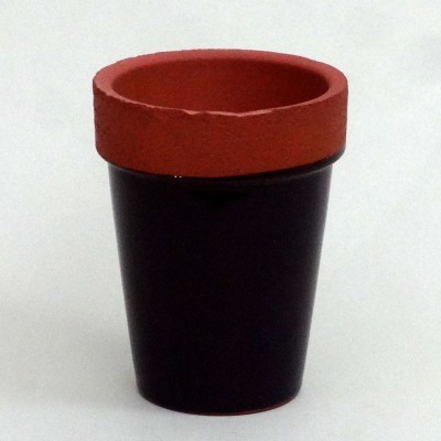 Vaso de cerâmica preto com rebordo de terracota