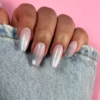 unhas postiças com design rosa e prata brilhante sobre fundo rosa e ganga