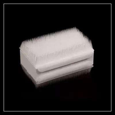 Escova de limpeza branca com cerdas finas retangular