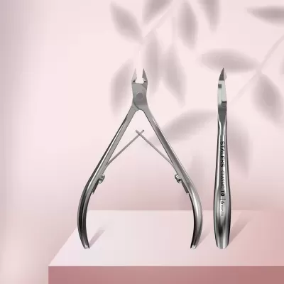 Ferramentas em metal prateado para manicure com alicate e pinça, texto STALEKS CLASSIC 10 6 mm visível na pinça.