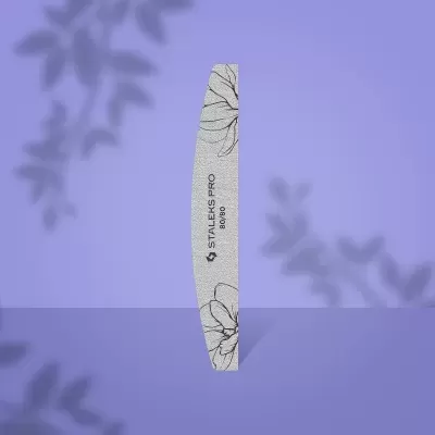 Lima de unha curva cinza com desenhos florais pretos sobre fundo roxo