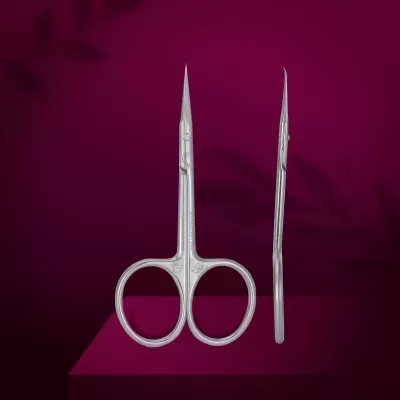 Tesoura pequena de metal prateado para unhas com lâminas finas