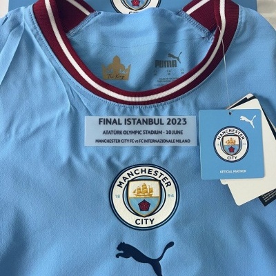 Camisola azul clara da Manchester City com detalhes da final de Istanbul 2023