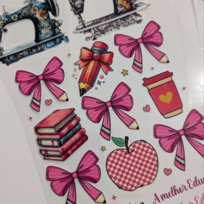 Autocolantes coloridos com temas de educação e costura, laços, livros, maçã e texto 'A melhor Educadora'.