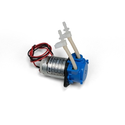 Bomba elétrica azul e metal com tubos brancos e fios vermelhos e pretos
