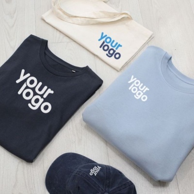 Duas t-shirts, saco de pano e boné com texto 'your logo' em azul e branco