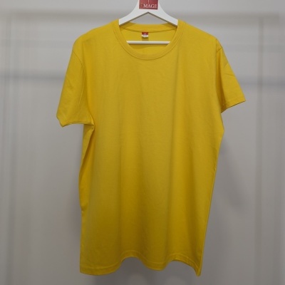 T-shirt amarela de manga curta pendurada num cabide branco com etiqueta MAGE