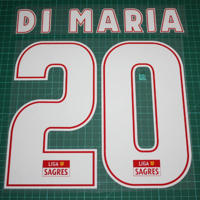 Nome e número de jogador de futebol em vinil branco com contorno vermelho sobre base verde quadriculada