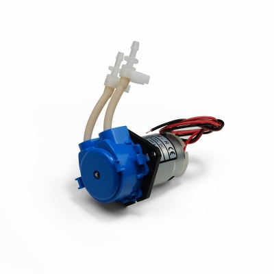 Bomba elétrica azul e cinza com tubos e fios