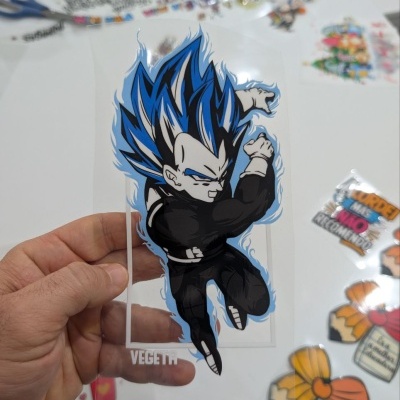 Adesivo transparente com personagem animado de cabelo azul e roupa preta em fundo branco