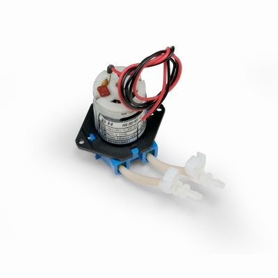 Mini bomba elétrica com fios e tubos