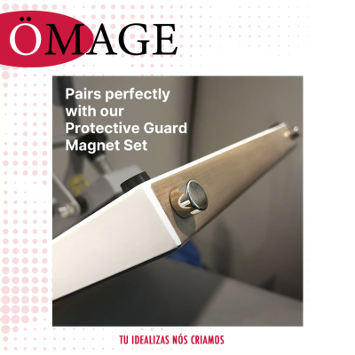 suporte branco com parafuso metálico e texto promocional ÖMAGE