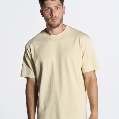 Camiseta bege clara de algodão com gola redonda e manga curta vista de frente