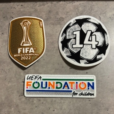 Três distintivos bordados FIFA 2022, número 14 com estrelas, e UEFA Foundation para crianças.