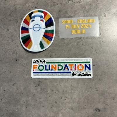 Três patches com temas relacionados com UEFA sobre fundo cinzento