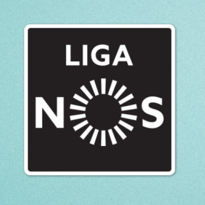 Autocolante preto com texto branco LIGA NOS e círculo gráfico