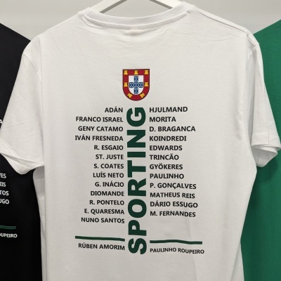 T-shirt branca com brasão de Portugal e lista de nomes Sporting nas costas