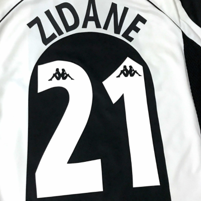 Camisola de futebol branca e preta com nome ZIDANE e número 21