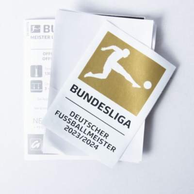 Adesivo branco com jogador dourado e texto da Bundesliga 2023/2024