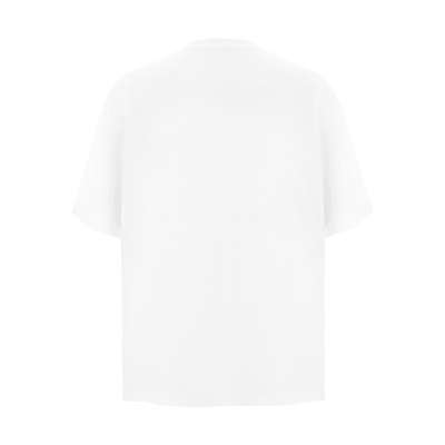 Camiseta branca básica vista de trás