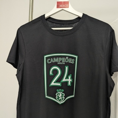 Camiseta preta de manga curta com estampado azul 'CAMPEÕES 2023/24' número 24 pendurada
