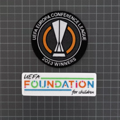 Dois emblemas bordados UEFA sobre fundo quadriculado preto