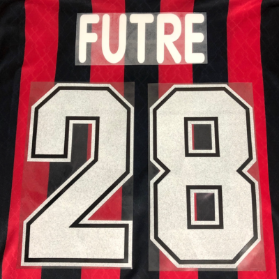 Camisola desportiva riscada vermelha e preta com nome FUTRE e número 28 branco