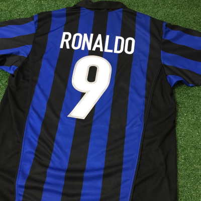 Camisola de futebol azul e preta com nome Ronaldo e número 9 nas costas