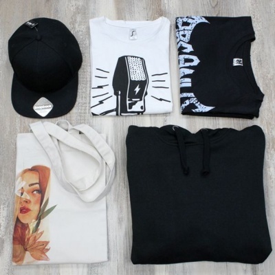 Conjunto de roupa e acessórios em madeira clara