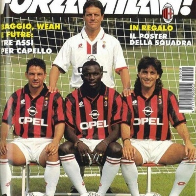 Capa da revista FORZA MILAN! com jogadores de futebol em camisolas vermelhas e pretas sentados no campo de futebol.
