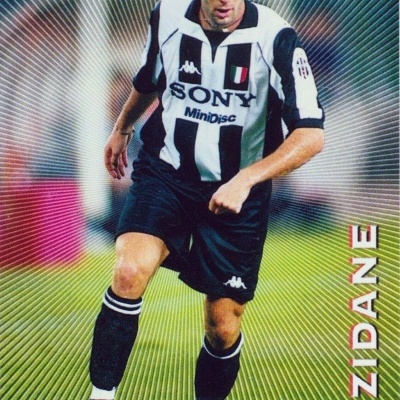 Cartão Calcio 98 com jogador de futebol Zinedine Zidane em uniforme Juventus preto e branco