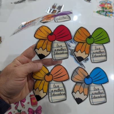 Folha com autocolantes brilhantes de lápis e laços coloridos com texto para educadores