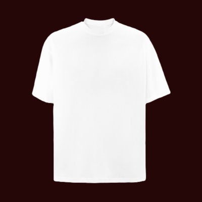 T-shirt branca de manga curta com gola alta num fundo castanho escuro