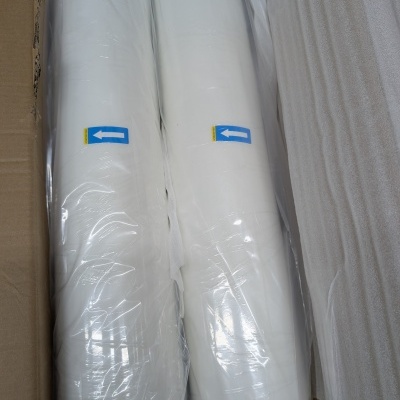 Dois rolos brancos embalados em plástico dentro de uma caixa de cartão.