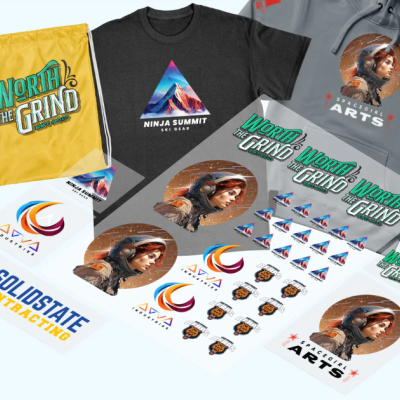 Produtos de merchandising com t-shirt, hoodie, autocolantes, mochila e garrafa