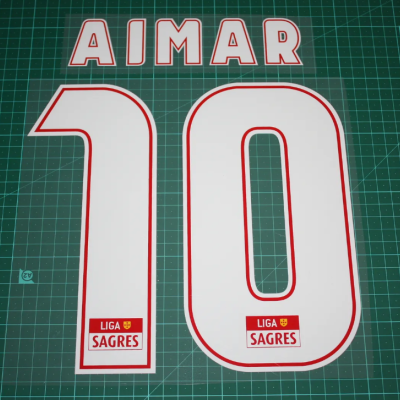Letras e números para treino ou jogo com nome AIMAR e número 10, chão verde quadriculado.