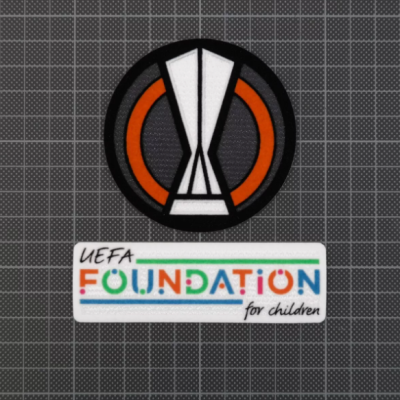 Duas patches bordados com logotipo e texto colorido sobre superfície quadriculada