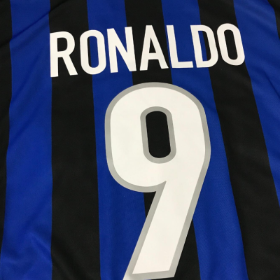 Camisola de futebol azul e preta com nome Ronaldo e número 9