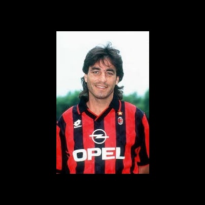 Homem com camisola de futebol do AC Milan vermelha e preta com logotipo OPEL