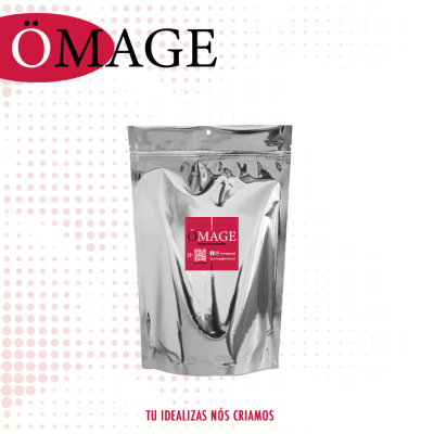 Embalagem prateada com etiqueta vermelha da marca ÖMAGE em fundo branco pontilhado