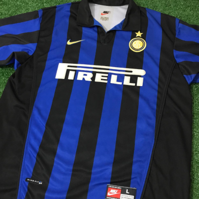 Camisola de futebol Nike às riscas azuis e pretas com emblema do Inter de Milão e patrocínio Pirelli
